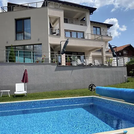 The Hillside Къща за гости 4*